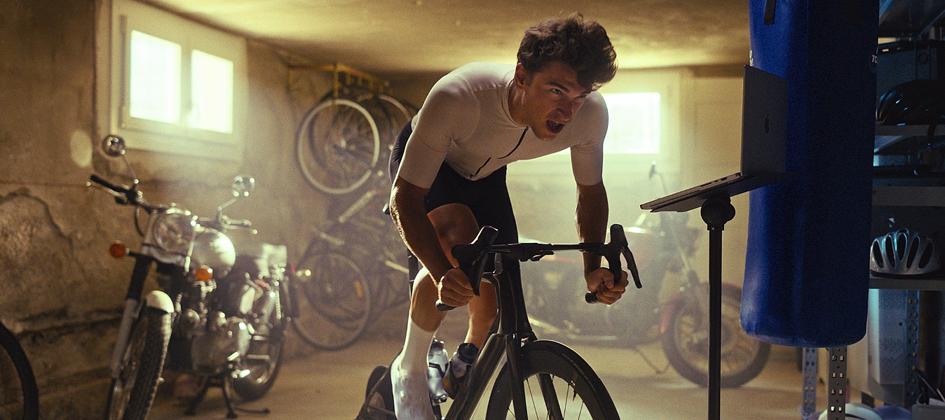 Cycliste en pleine action dans son garage